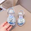 Sandálias de menina verão 2025 novas sapatos de cristal sola macia antiderrapante laço sapatos de princesa doces menina bebê novo