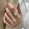 Anillo Electrochapado en Oro Real con Diseño de Cruz de Cuatro Garras y Diamantes Completamente Pavimentados en Forma de Cojín, Popular en Xiaohongshu, Hace que las Manos Parezcan Más Delgadas, Joyería para Mujeres, Disponible para Dropshipping