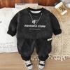 Traje Cool y Guapo para Niño 2025 Ropa de Moda para Niños de Primavera y Otoño Sudadera con Letras para Niño Collar Conjunto de Dos Piezas