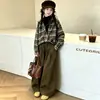 Conjunto de três peças de camisa xadrez para meninas para primavera e outono, camisa xadrez para crianças de tamanho médio e grande com gola alta e calça cargo de perna larga, roupa casual