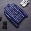 Jaqueta Acolchoada de Algodão, Jaqueta Acolchoada de Algodão Masculina, Estilo Popular, Acolchoada Fina com Penas, Capuz, Curta, Tamanho Grande, Roupa de Inverno, Gola Alta, Tendência para Exportação