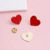 Nuevo Corsage broche pareja amor rojo accesorios escote camisa foto boda insignia metal pin alto para hombres y mujeres