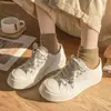 Zapatos de lona de suela gruesa con grulla de almohada blanca para mujer, zapatillas lindas de estilo japonés con punta grande, zapatos versátiles de caña baja nuevos para otoño para estudiantes