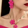 Moda Europeia e Americana Elegante Conjunto de Joias com Colar e Brincos de Pingente de Flor de Liga para Mulheres, Brincos de Moda Estilosos e de Alta Qualidade