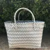 Fabricante Vende Bolsas de Moda para Mujer Tejidas a Mano de Plástico, Bolsos de Mano, Bolsas de Compras, Bolsos Casuales Urbanos, Bolsas de Cesta de Verduras Rayadas