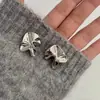 Pendientes plisados irregulares de estilo europeo y americano de nicho con diseño único, pendientes geométricos, nuevos accesorios de oreja versátiles simples y de moda