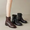 Botas Curtas para Mulheres no Outono e Inverno Novo Estilo Forradas com Lã Fivela de Cinto Botas Quentes Salto Médio Grosso Zíper Traseiro Botas de Couro de Primeira Camada