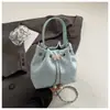 Bolso Pequeño Bordado de Mariposa Estilo Nacional para Mujer 2026 Nueva Moda Bolso Cubo con Cordón Bolso Cruzado de Cadena Primavera