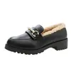 Mocasines forrados de felpa para mujer, nueva colección otoño/invierno 2026, cálidos y cómodos, planos retro de punta baja, zapatos de cuero negros de suela gruesa