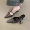 Zapatos de tacón alto de nicho estilo francés Chuyuji para mujer, nuevo modelo 2026, combinados con faldas, estilo de hada suave, mules cerrados con hebilla