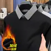 Suéter Cálido Engrosado de Felpa de Cordero para Hombre Otoño/Invierno 2026, Camisa Base Casual de Rayas con Cuello, Aspecto de Dos Piezas