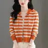 Nuevo Cárdigan de Punto con Capucha Otoño 2026 Moda Femenina Reductor de Edad Adelgazante Versátil Suéter Rayado Prenda Exterior Pequeña