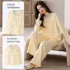 Cárdigan de manga larga para primavera y otoño con copas incorporadas en el pecho, pijama de algodón puro cómodo y agradable para la piel, un conjunto de ropa de estar de dos piezas dulce y encantador que también se puede usar como ropa exterior.