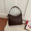 Nova bolsa de ombro com padrão trançado para o início do outono de 2026, bolsa de axila de alta qualidade e estilosa, bolsa tote moderna para o dia a dia