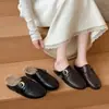 Nova coleção outono/inverno 2026: Mules slip-on de bico redondo, estilo retrô e old-money, perfeitas para uso casual.