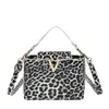 Bolso de Moda con Estampado de Leopardo en Forma de V para Mujer 2026 Nuevo Bolso de Mano de Nicho Estilo Commuter Gran Capacidad Bolso Cruzado al Hombro