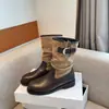 Nuevas botinetas estilo retro 2026 con diseño que aumenta la altura, que cuentan con una hebilla de cinturón, tacón grueso, suela gruesa, detalle plisado estilo western y estilo de bota de caballero.