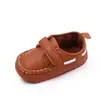 Zapatos casuales para bebé hombres y mujeres superficie de cuero PU artificial para bebé cierre de velcro color sólido suela suave zapatos para niños pequeños BNB3115