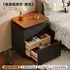 Mesa de cabeceira color block em madeira de nogueira com compartimentos ocultos, apresentando duas gavetas para armazenamento privado, um armário de cabeceira multifuncional para quartos de casa