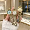Novo Estilo Quadrado com Cravação de Diamantes Mostrador Redondo Pequeno Relógio Feminino de Três Ponteiros Movimento a Quartzo Pulseira de Aço Inoxidável Fabricante Atacadista de Relógios de Moda
