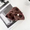 2025 Mousse Café com Leite Bolinhas Triângulo Presilha de Cabelo Feminina Tubarão Recheado com Bolinhas Presilha de Prato Grande Acessórios de Cabelo Outono e Inverno