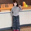 Conjunto de Primavera y Otoño para Niñas 2026: Conjunto de Dos Piezas a Cuadros de Moda y Sudadera Cardigan de Cuello Alto Ajustada para Niños Mayores