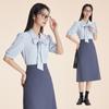 Blusa feminina elegante com laço e drapeado para viagem, nova camisa de verão em cetim com ácido acético branco e manga curta