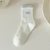 Calcetines de Media Pantorrilla para Mujer para Primavera y Otoño, Color Sólido, Doble Cara Resistentes al Olor, Calcetines Deportivos Blancos de Estudiante con Letras de Moda, Antideslizantes de Otoño