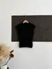 Elegante top de punto estilo coreano con cuello, hombros rectos y manga acampanada, ajuste slim, favorecedor, dulce, casual, versátil, corto, verano 2026