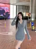 Vestido corto ajustado de color liso con capucha y cordón, estilo chica atrevida, para mujer, primavera y otoño, petite, ceñido a la figura, entallado a la cintura
