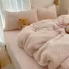 Juego de ropa de cama de cuatro piezas de terciopelo de leche de cordero para otoño e invierno, funda de edredón de terciopelo coral engrosada, sábana de felpa, ropa de cama cálida