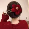 Color café con leche clip de pico de pato floral pasador grande para recogido en la nuca, accesorio de pelo de felpa nuevo de otoño e invierno 2026 para mujer