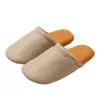 Pantuflas de algodón silenciosas para hombre, con una lujosa textura similar al cuero, perfectas para uso en interiores en dormitorios durante el otoño y el invierno. Tienen una suela suave y antideslizante