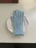 Conjunto de Dos Piezas de Bufanda y Guantes para Mujer Invierno 2025 Nuevo Blanco Tejido de Lana Engrosado Bufanda Versátil Cálida para Ropa de Trabajo