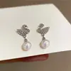 Conjunto de Brincos de Agulha Prata com Strass Cisne Pérola Brincos de Tarraxa Luxo Leve Moda de Alta Qualidade Exquisite Design de Brincos Senso de Design Nicho Brinco Simples
