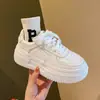 Sapatos plataforma femininos, novo modelo outono 2026, casuais e versáteis, tênis de sola grossa que aumentam a altura para pessoas baixinhas, sapatos brancos de outono, estilo ins