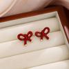 Pendientes de lazo rojo Ankora irregulares con aguja de plata, otoño e invierno, estilo Hong Kong, pendientes blancos sencillos de alta gama que combinan con todo.
