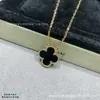 Colar de Trevo de Quatro Folhas para Mulheres, Espessamente Banhado a Ouro Rosa 18K, Não Desbota, Luxo Leve, Nicho, Versátil, Sensação de Alto Padrão, Corrente para Clavícula de Madrepérola