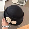 Boina de Lino con Borde Enrollado Venta al por Mayor de Fábrica Sombrero de Verano Fino Transpirable para Mujer Sombrero de Pescador Estilo Hepburn Camelia
