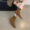 Colección nueva otoño/invierno 2026 estilo coreano: botines sencillos de acabado mate y suela plana, botas de corte ajustado, botines elegantes de punta fina para mujer