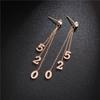 Ruona Moda Creativa Luo Yuan Pendientes de Borla Digital 520 Chapado en Oro Rosa Acero de Titanio Pendientes Pequeñas Joyas para Mujer Venta al por Mayor