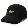 Boné de Baseball Quente de Lã de Cordeiro Novo Outono e Inverno Feminino, Versátil Estilo Coreano com Design de Letra Bordada, Boné Moderno para Afinar o Rosto