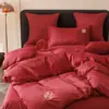 Conjunto de Roupa de Cama de Quatro Peças em Algodão Puro Escovado Estilo Vintage para Casamentos, Cor Sólida Festiva com Bordado, Lençol de Cima e Lençol com Elástico Vermelhos