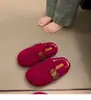 Diadema de Invierno Pantuflas para Mujer Pantuflas de Media Temporada para Exteriores Pantuflas de Algodón Estilo Nuevo Cálido Aumento de Altura Interior Añadir 2026 Piel Suela Gruesa Moda