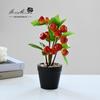 Os fabricantes de decoração de interiores de bonsai de frutas de simulação de estilo pastoral de flores falsas fornecem diretamente flores artificiais uma geração de frutas de azevinho