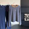 Clásica y versátil, esta camiseta de manga larga a rayas, con detalles en naranja, elástica, cómoda y suave, es perfecta como capa base o como top para principios de otoño para mujer.