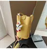 2025 Bolsita Cuatro Estaciones Bolsita para Teléfono Bolso de Moda Versátil Bolso de Hombro Único Cruzado Bolsita Pequeña con Textura de Lichi Bolso Cubo Texturizado