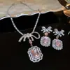 Conjunto de Brincos Quadrados Cravejados de Diamante e Colar de Duas Peças, Fashion, Leve, Colar Luxuoso e de Alta Qualidade, Conjunto de Joias Elegante e Versátil