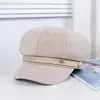 Fábrica de origen otoño e invierno nuevo sombrero octogonal de lana a rayas retro británico con cinturón de cuero y hebilla de metal gorra de vendedor de periódicos para mujer
