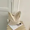 Bolso de mano de lujo ligero con textura tejida para mujer 2026 nuevo de verano nicho súper popular para el trabajo bandolera cruzada bolso cubo
